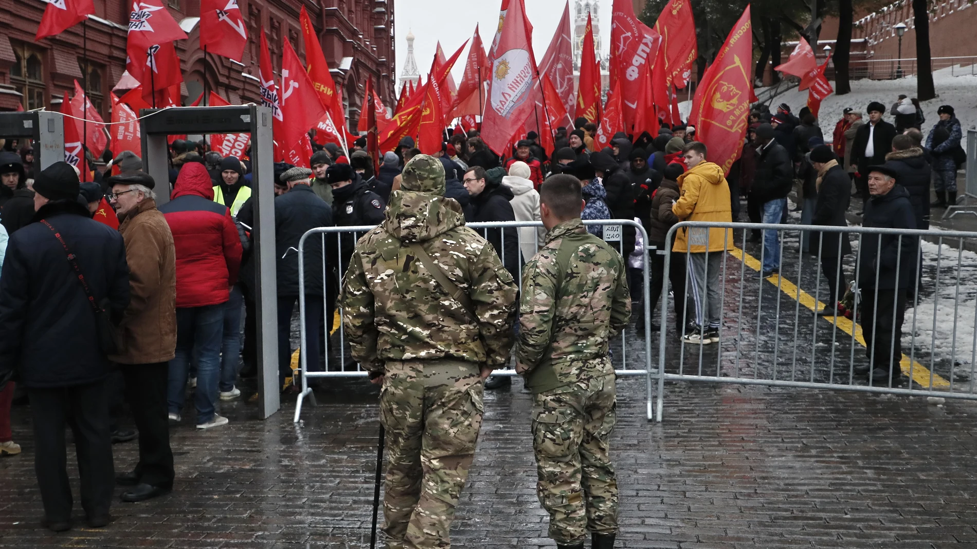 Moscow (Russian Federation), 28/10/2023.- Communists party supporters attend a ceremony of laying flowers at the Mausoleum of Lenin on the Red Square to mark the 105th anniversary of the Lenin Komsomol in Moscow, Russia, 28 October 2023. The Komsomol is a political youth organization of the Soviet Union. (Rusia, Moscú) EFE/EPA/MAXIM SHIPENKOV