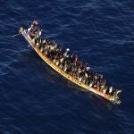 AMP.- Rescatan un cayuco con más de 220 personas, una fallecida y cuatro graves, al sur de Tenerife