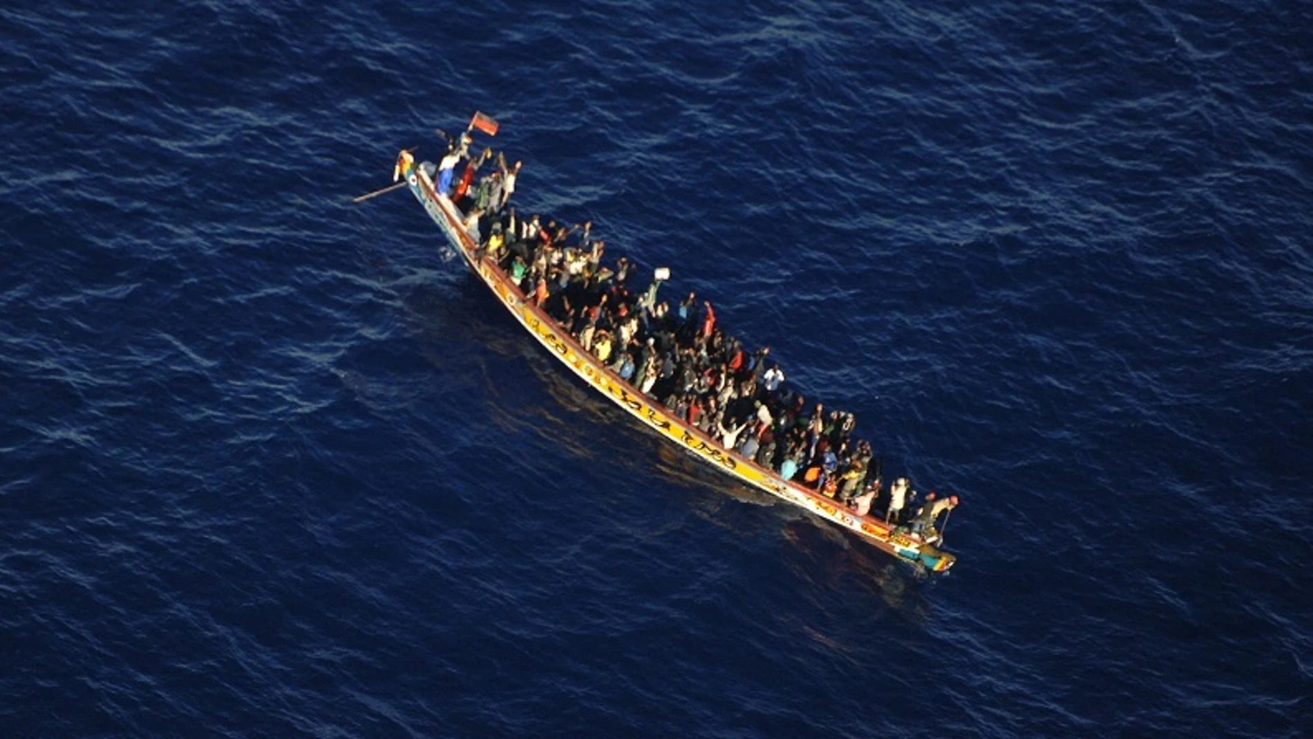 AMP.- Rescatan un cayuco con más de 220 personas, una fallecida y cuatro graves, al sur de Tenerife