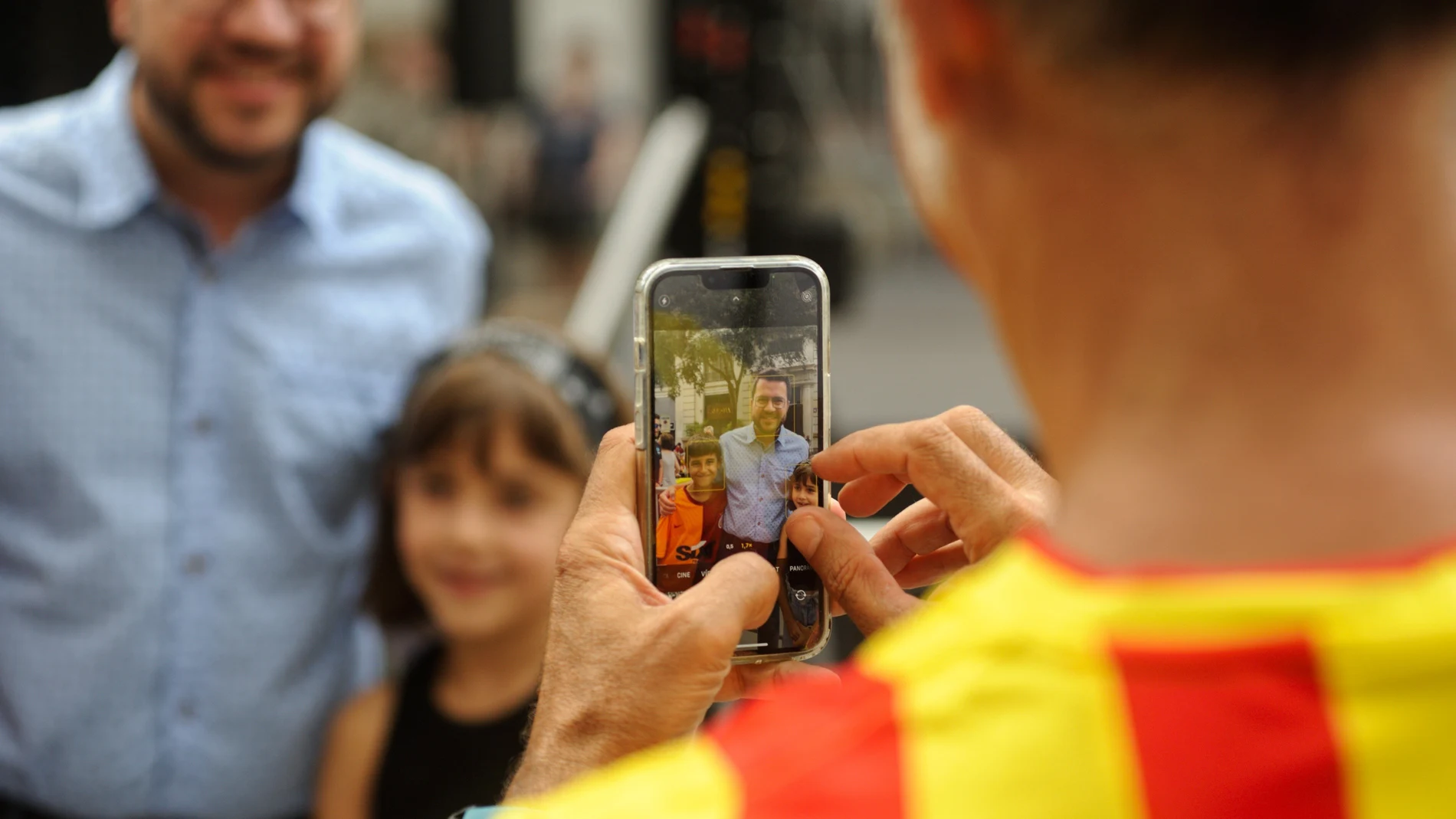 El presidente de la Generalitat de Catalunya, Pere Aragones, se toma una fotografía con dos niños durante un acto de ERC, con motivo de la Diada, Día de Catalunya, a 11 de septiembre de 2023, en Barcelona, Catalunya (España). El independentismo llega a la Diada hoy con la amnistía en centro del debate y como condición para una hipotética investidura del candidato socialista y presidente en funciones, Pedro Sánchez, tras unos resultados electorales que dieron a ERC y a Junts la llave para faci...