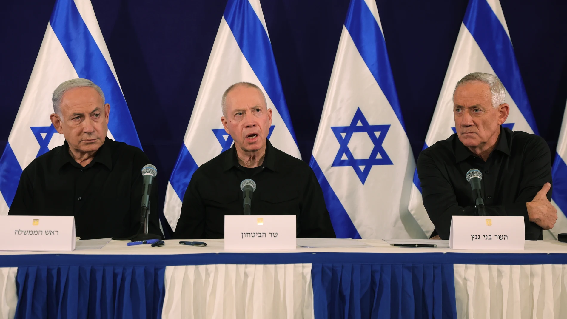 Tel Aviv (Israel), 28/10/2023.- (L-R) Israel's Prime Minister Benjamin Netanyahu, Defense Minister Yoav Gallant and Cabinet Minister Benny Gantz address a press conference in The Kirya military base in Tel Aviv, Israel, 28 October 2023. EFE/EPA/ABIR SULTAN / POOL