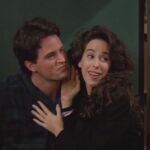 Matthew Perry y Maggie Wheeler en una escena de "Friends"