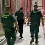 Agentes de la Guardia Civil, en el el interior de la almazara de Carcabuey (Córdoba)