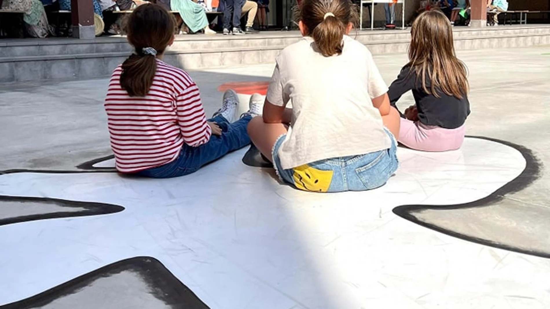 Alumnas de la Scuola Italiana sentadas en el mural de Arranz Bravo