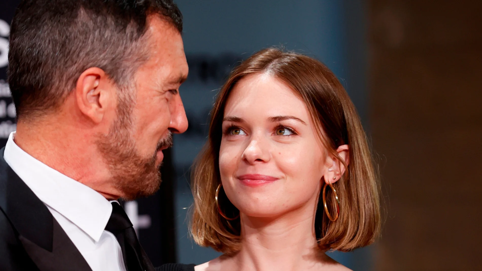 Stella del Carmen mira a su padre en una de las últimas ediciones del Festival de Cine de San Sebastián