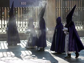 Cofrades de Le&oacute;n, durante una procesi&oacute;n de la Semana Santa leonesa