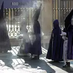 Cofrades de León, durante una procesión de la Semana Santa leonesa