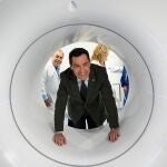 El presidente de la Junta, Juanma Moreno, observa el nuevo acelerador lineal Halcyon, durante su visita al hospital Virgen del Rocío de Sevilla
