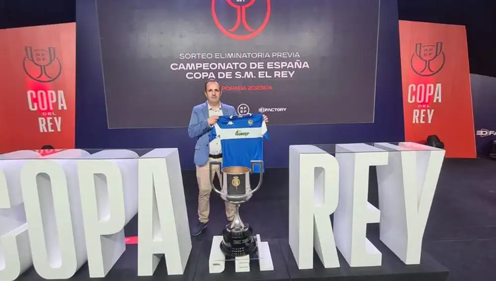 El director deportivo, durante el sorteo
