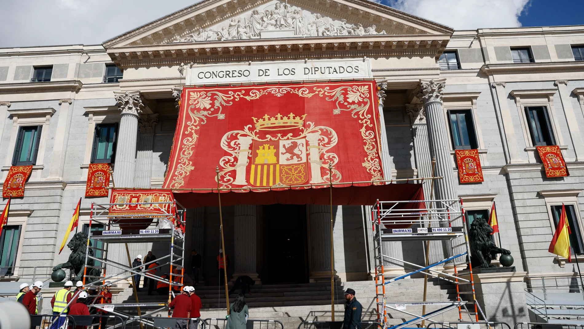-FOTODELDIA- MADRID, 30/10/2023.- El Congreso de los Diputados ha colocado este lunes el baldaquino o dosel de gala que lucirá mañana en el atrio de la Puerta de los Leones durante la jura de la princesa Leonor a la Constitución por su mayoría de edad. EFE/Aitor Martín