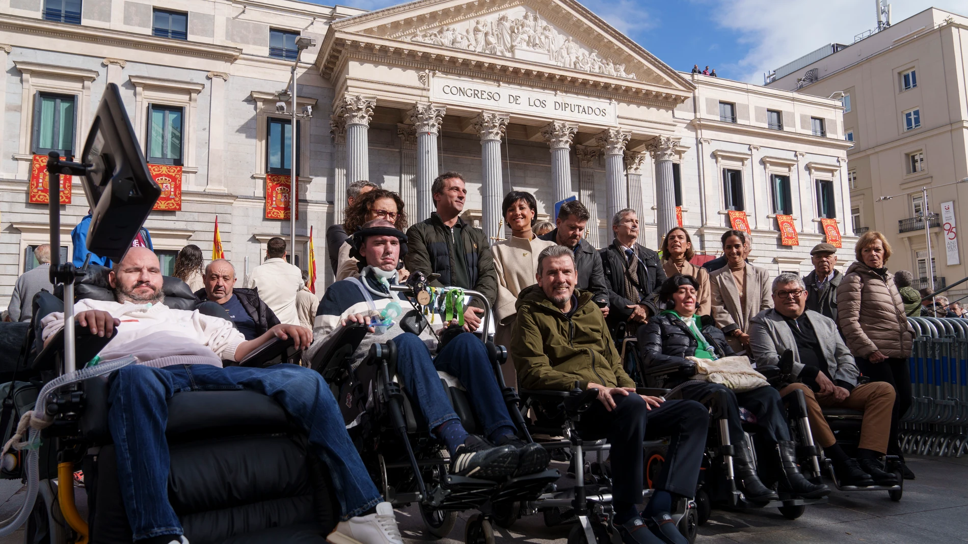 Pacientes con ELA frente al Congreso de los Diputados