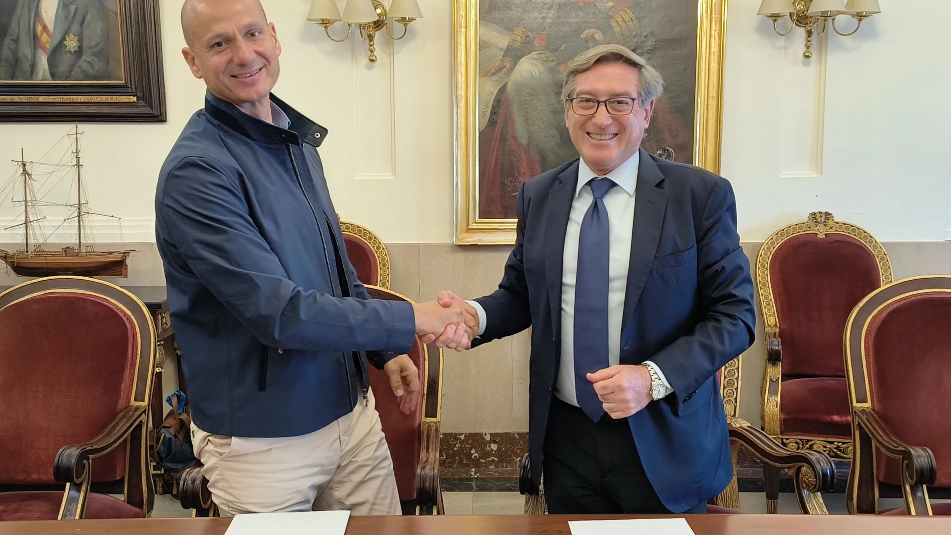 Un momento de la firma entre la Autoridad Portuaria de Sevilla y Todobarro
