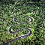 Carretera con curvas desde el paso de alta montaña en Transfagarasan, Rumania.