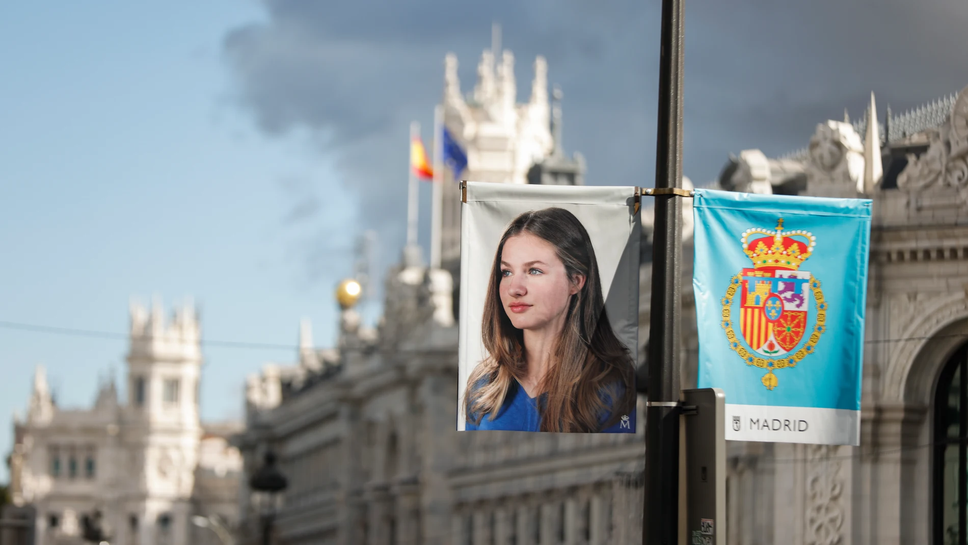 MADRID, 30/10/2023.- Detalle de unas banderas con la imagen de la Princesa Leonor y el escudo de armas de la princesa de Asturias, instalados en una farola de la capital con motivo del acto de Jura de la Constitución de la Princesa Leonor que tendrá lugar mañana. EFE/ Aitor Martin