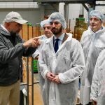 El vicepresidente de la Junta, Juan García-Gallardo y el consejero de Industria, Comercio y Empleo, Mariano Veganzones, visitan la fábrica Patatas Hijolusa en Ribaseca (León). Les acompaña el CEO de la fábrica, José L. Gómez