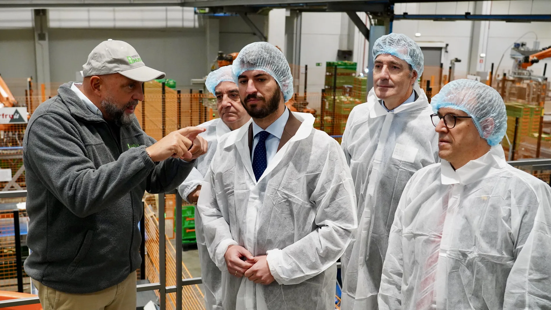El vicepresidente de la Junta, Juan García-Gallardo y el consejero de Industria, Comercio y Empleo, Mariano Veganzones, visitan la fábrica Patatas Hijolusa en Ribaseca (León). Les acompaña el CEO de la fábrica, José L. Gómez