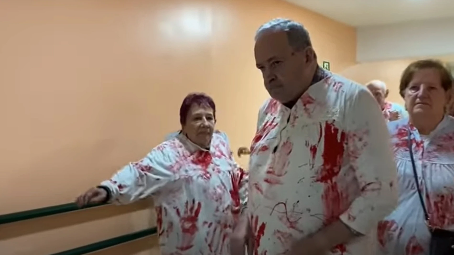 Residentes disfrazados para la fiesta de Halloween