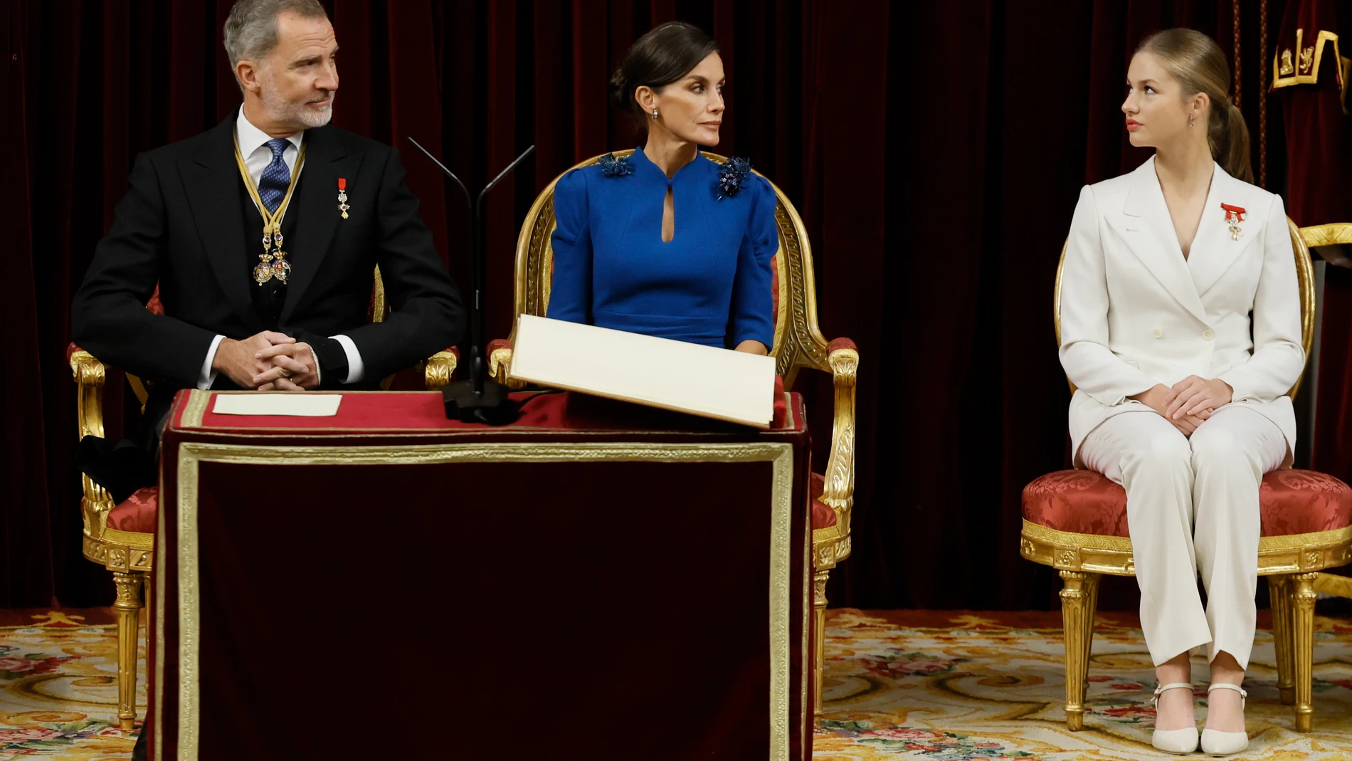 MADRID, 31/10/2023.- Los reyes Felipe y Letizia junto a la princesa Leonor durante el acto de la jura de la Constitución de la Princesa de Asturias por su mayoría de edad ante las Cortes Generales, en una solemne sesión conjunta de las dos cámaras legislativas que se celebra en el hemiciclo de la Cámara Baja. EFE/Ballesteros POOL