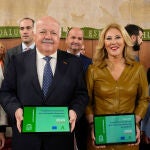 Carolina España entrega al presidente del Parlamento, proyecto de Ley de Presupuestos de la Comunidad Autónoma para 2024 