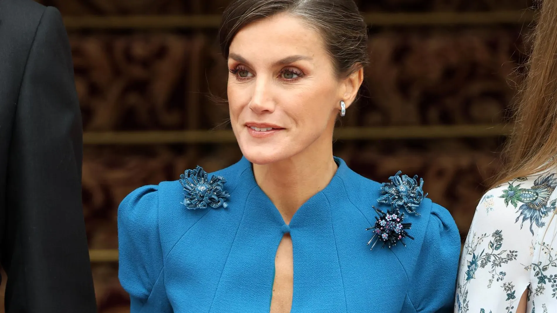 La Reina Letizia recupera su icónico vestido joya azul de Carolina Herrera en la jura de su hija Leonor