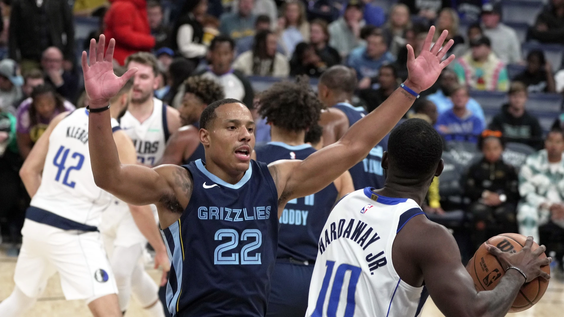 AME2710. MEMPHIS (ESTADOS UNIDOS), 30/10/2023.- Desmond Bane de los Memphis Grizzlies disputa hoy el balón con Tim Hardaway Jr (d) de los Dallas Mavericks, durante un juego de la NBA en el FedEx Forum de Memphis, Tennessee (EE.UU). EFE/Karen Pulfer Focht