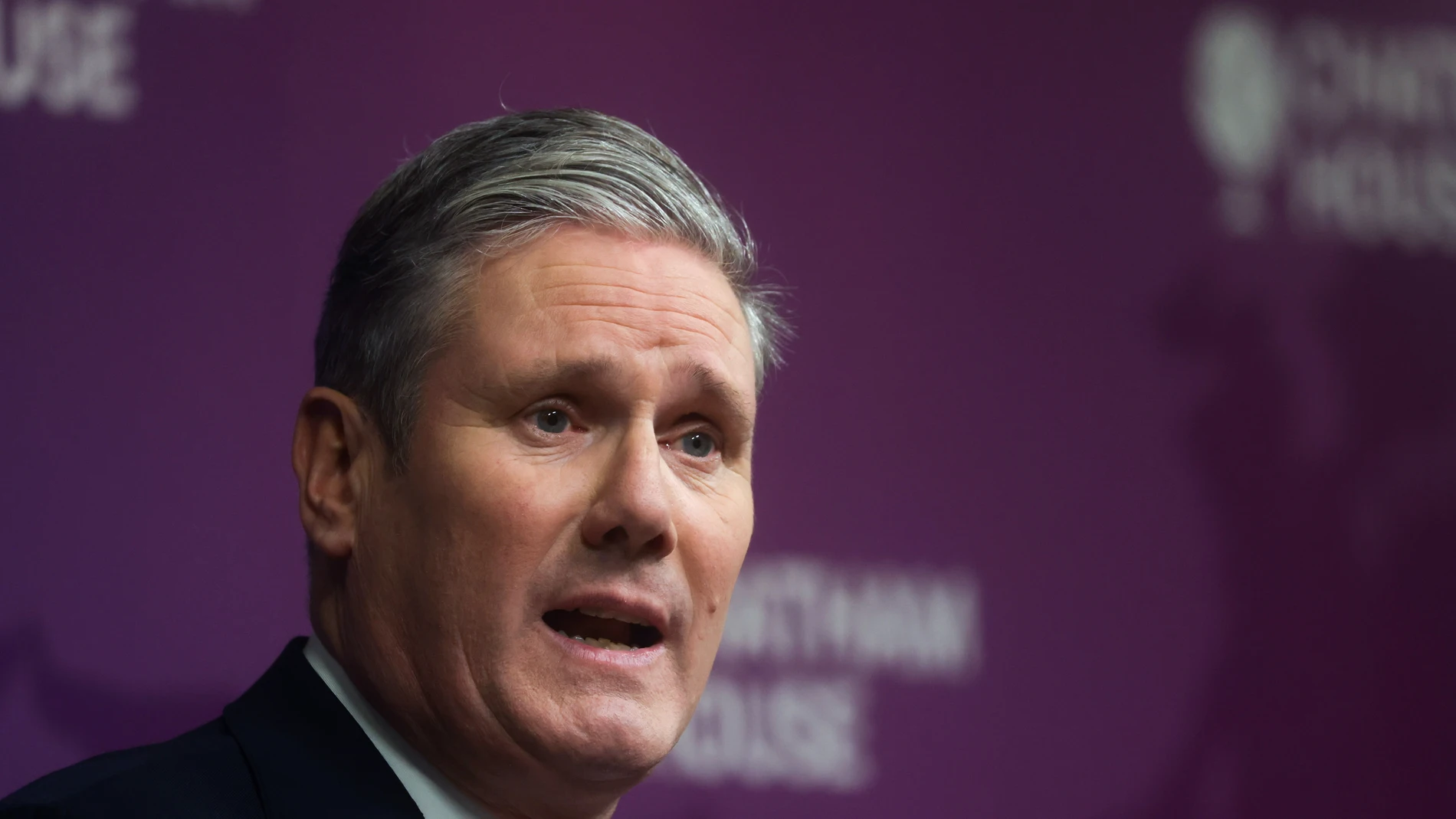 London (United Kingdom), 31/10/2023.- Leader of the Labour Party Keir Starmer delivers a speech at Chatham House in London, Britain, 31 October 2023. Starmer will seek to clarify his position on the Israel-Hamas conflict in a speech as Britain's main opposition party continues to face internal splits over its response. (Reino Unido, Londres) EFE/EPA/CHRIS RATCLIFFE / POOL