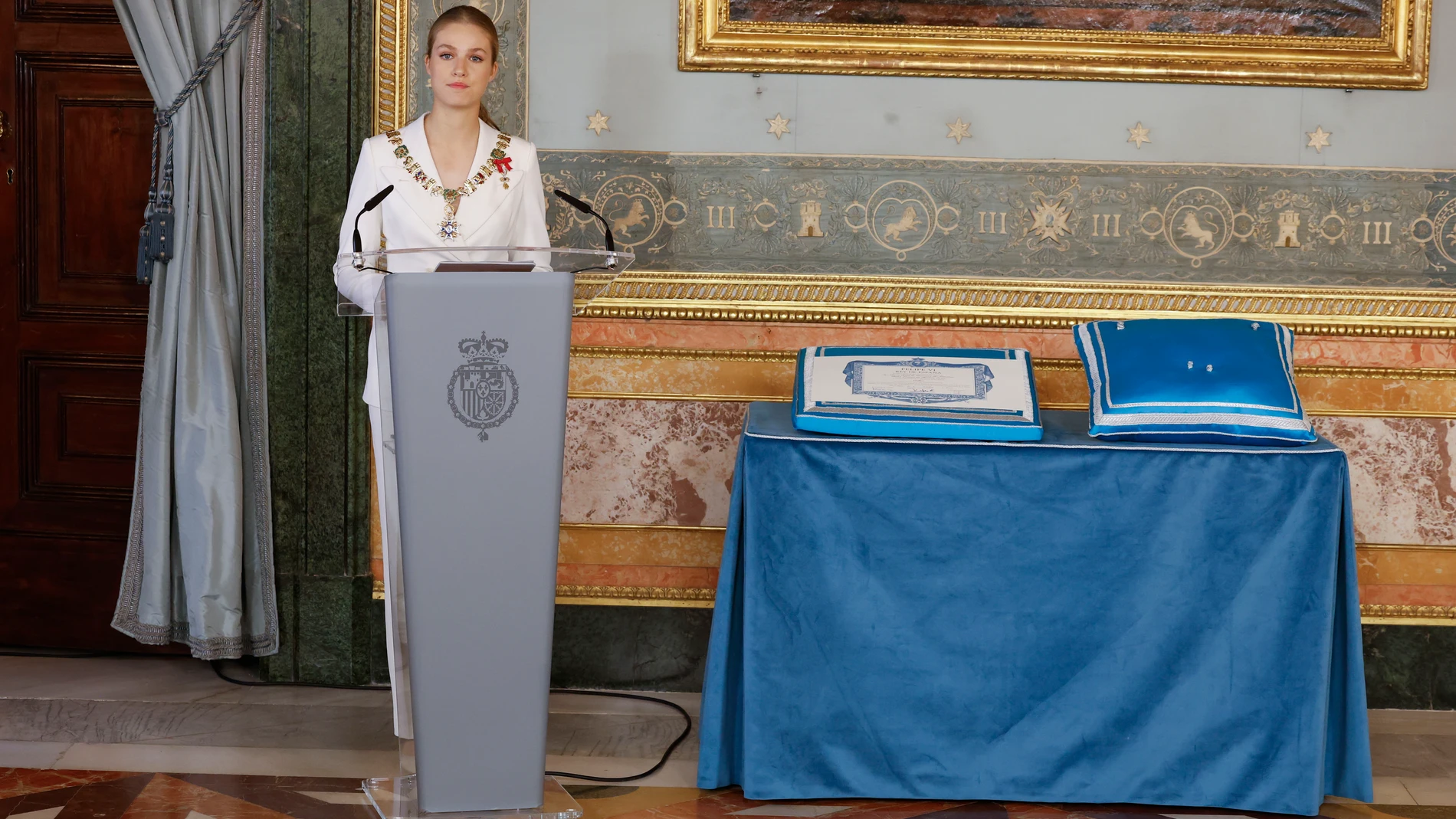 MADRID, 31/10/2023.- La princesa Leonor pronuncia un discurso tras recibir de manos de su padre, el rey Felipe, el Collar de la Orden de Carlos III, en el salón de Carlos III del Palacio Real, tras el acto de la jura de la Constitución de la Princesa de Asturias por su mayoría de edad ante las Cortes Generales, en una solemne sesión conjunta de las dos cámaras legislativas que se ha celebrado este martes en el hemiciclo de la Cámara Baja. EFE/JuanJo Martín POOL