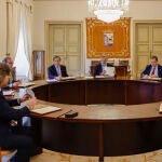 El alcalde de Salamanca, Carlos García Carbayo, junto a los alcaldes de Cáceres, Plasencia, Béjar, Guijuelo y Hervás, y los presidentes de las Cámaras de Comercio de Salamanca, Cáceres y Béjar, informa sobre la declaración institucional para reivindicar el tren Ruta de la Plata