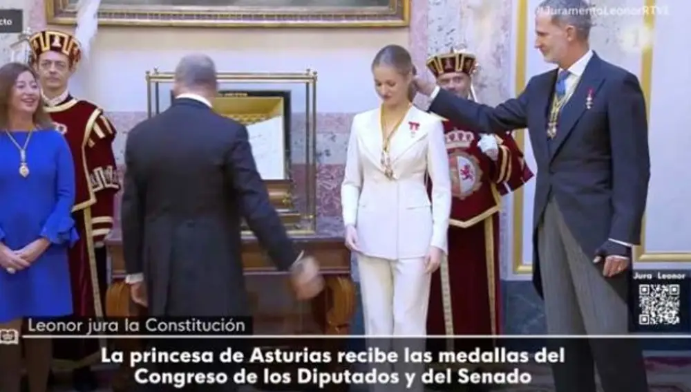 El Rey Felipe VI coloca bien el peinado de la Princesa Leonor