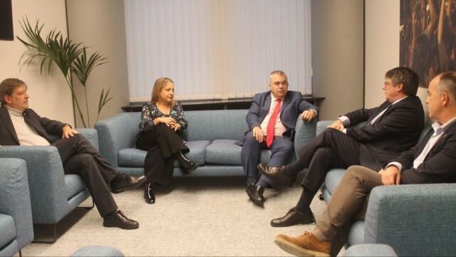 Cerdán se reunió una hora con Puigdemont y hablaron de la fecha de investidura y de temas para la próxima legislatura