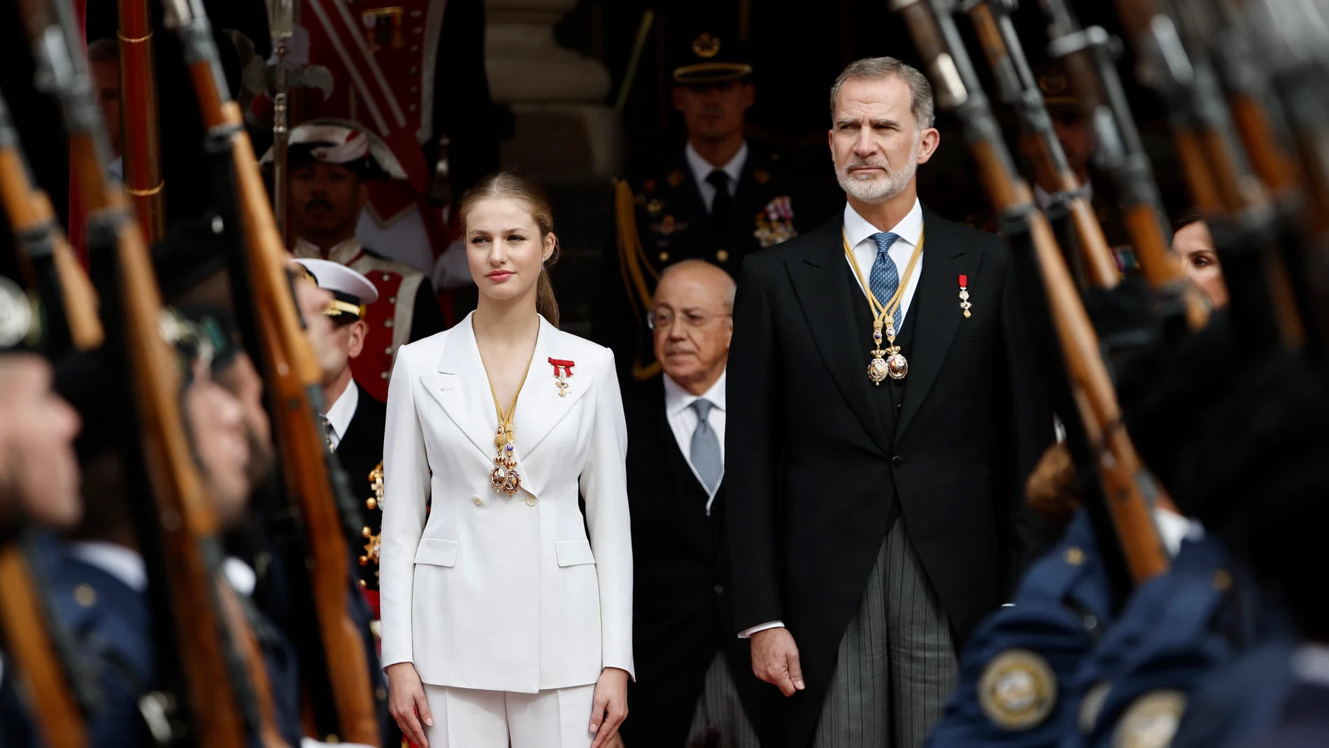 MADRID, 31/10/2023.- La princesa Leonor (i), junto a su padre, el rey Felipe VI (d), ambos con las Medallas del Congreso y Senado, tras jurar la Constitución ante las Cortes Generales en el día de su 18 cumpleaños, este martes en el Congreso de los Diputados, en una ceremonia que representa el hito más importante de su trayectoria institucional y pavimenta el camino para que algún día se convierta en reina. EFE/ Sergio Pérez