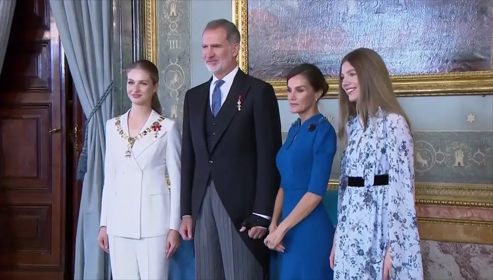 La princesa Leonor recibe el collar de la Orden de Carlos III de manos de su padre Felipe VI