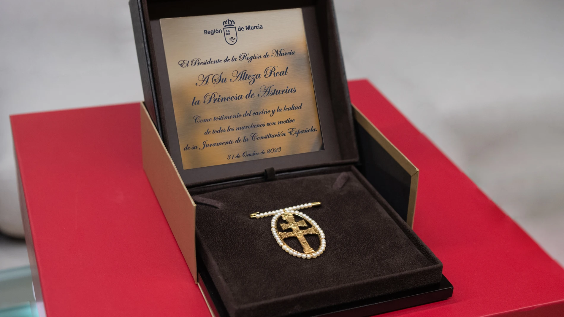 Con motivo de la mayoría de edad de Su Alteza Real y coincidiendo con su jura de la Constitución, el presidente de la Comunidad entregó un obsequio a la Princesa de Asturias: un broche de oro y perlas de la Santísima y Vera Cruz de Caravaca de la Cruz, hecho en la Región de Murcia