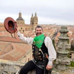 El folclorista Ángel Rufino de Haro cumple la tradición y asciende por trigésimo séptima ocasión a la torre de la Catedral Nueva de Salamanca por los enfermos de ELA y Parkinson