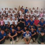 El páter Ignacio Doñoro con parte de los niños acogidos en el Hogar Nazaret