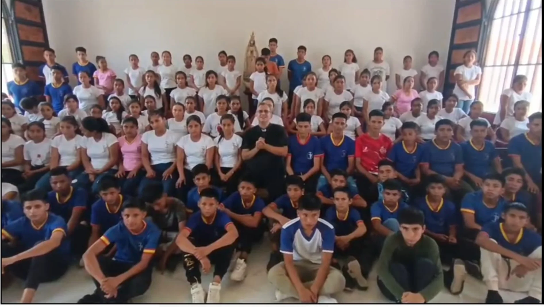 El páter Ignacio Doñoro con parte de los niños acogidos en el Hogar Nazaret