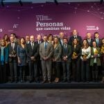 Foto de familia de los galardonados durante la VI edición de los Premios Jóvenes Investigadores de la Fundación AstraZeneca