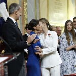 La Reina besa a su hija, la Princesa de Asturias, tras la jura de la Constitución