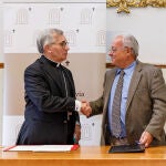 El consejero de Cultura, Turismo y Deporte, Gonzalo Santonja, firma el convenio con el obispo de Segovia, D. Cesar Franco; en materia de patrimonio cultural