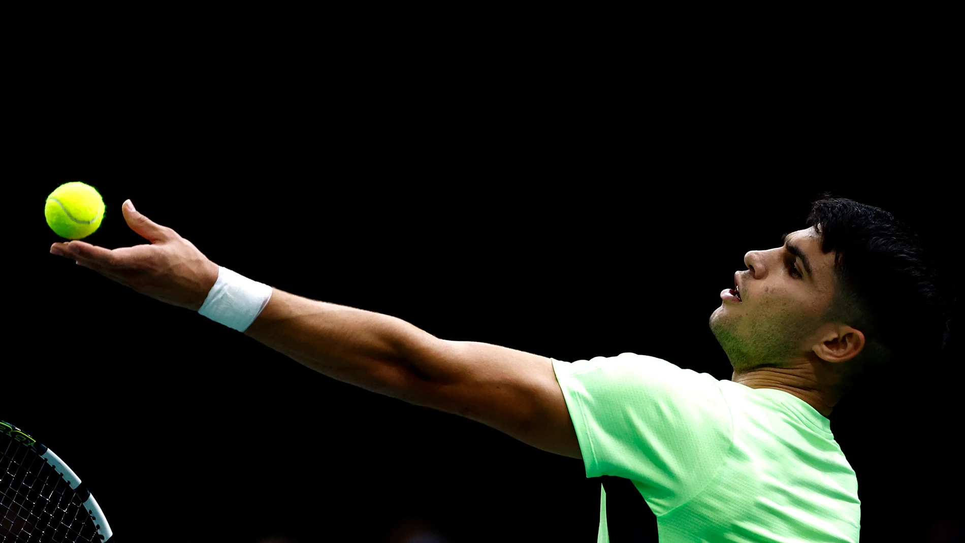 Paris (France), 31/10/2023.- Carlos Alcaraz of Spain in action during his second round match against Roman Safiullin of Russia at the Rolex Paris Masters tennis tournament in Paris, France, 31 October 2023. (Tenis, Francia, Rusia, España) EFE/EPA/YOAN VALAT
