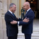 El alcalde de Sevilla pacta las ordenanzas fiscales con PSOE e IU