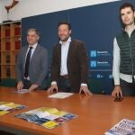 El diputado de Deportes, Eduardo Tejido(C), acompañado por el coordinador de Deportes de la Diputación, Enrique Hermoso(I) y Adrian de Ejido (D) en la presentación