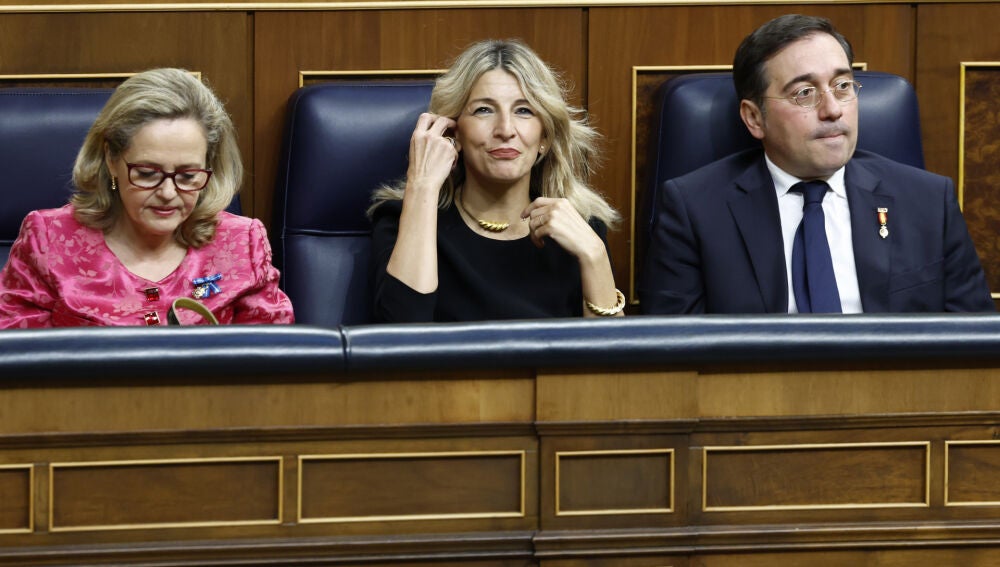 Yolan Díaz con vestido negro y collar dorado.