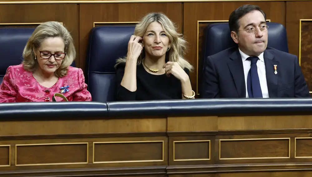 Yolan Díaz con vestido negro y collar dorado.
