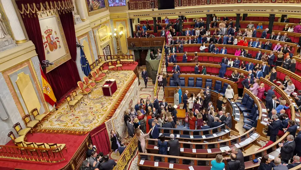 Los diputados y senadores van tomando asiento en el Congreso de los Diputados