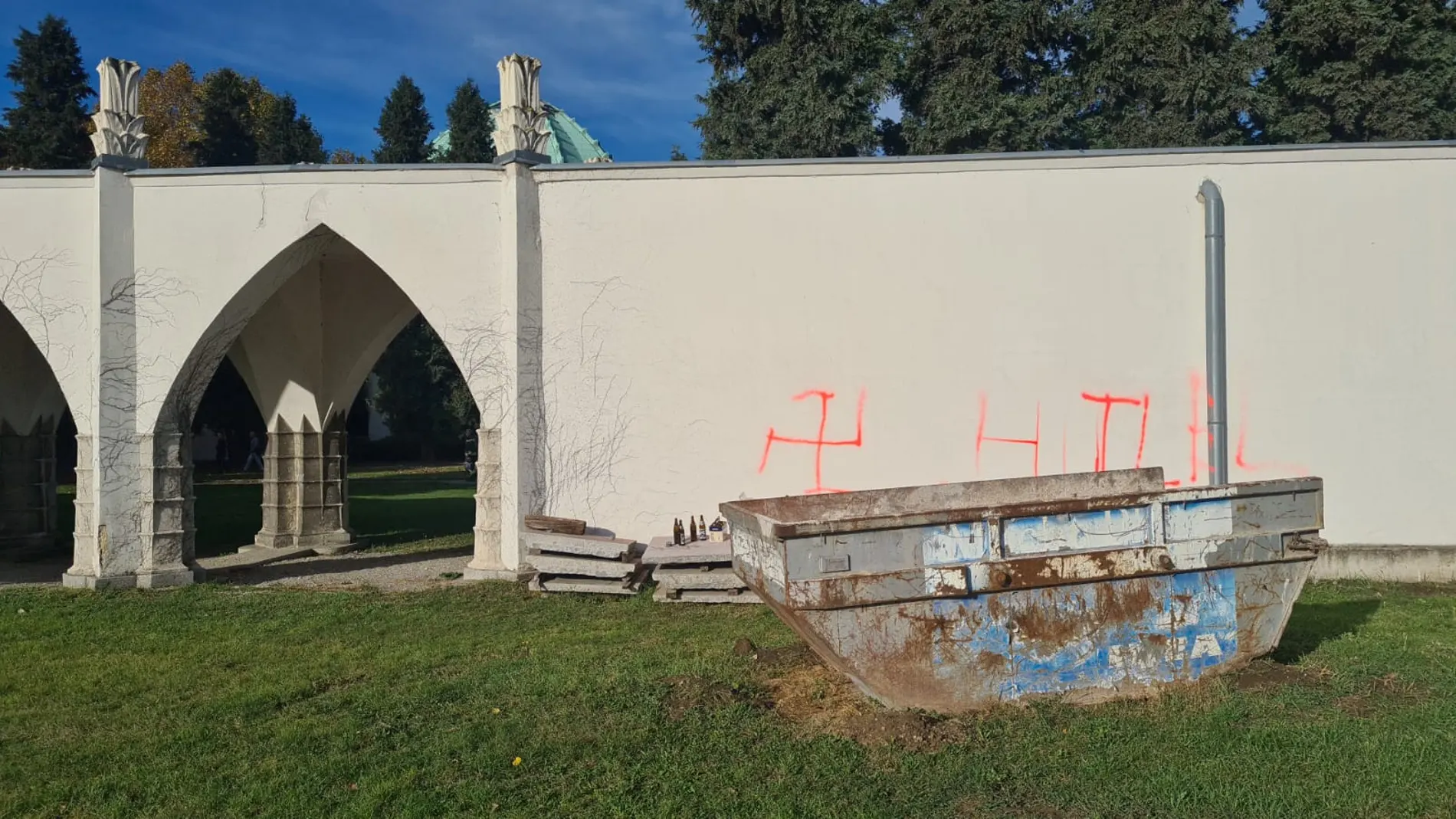 Queman y pintan esvásticas en un recinto del cementerio judío de Viena