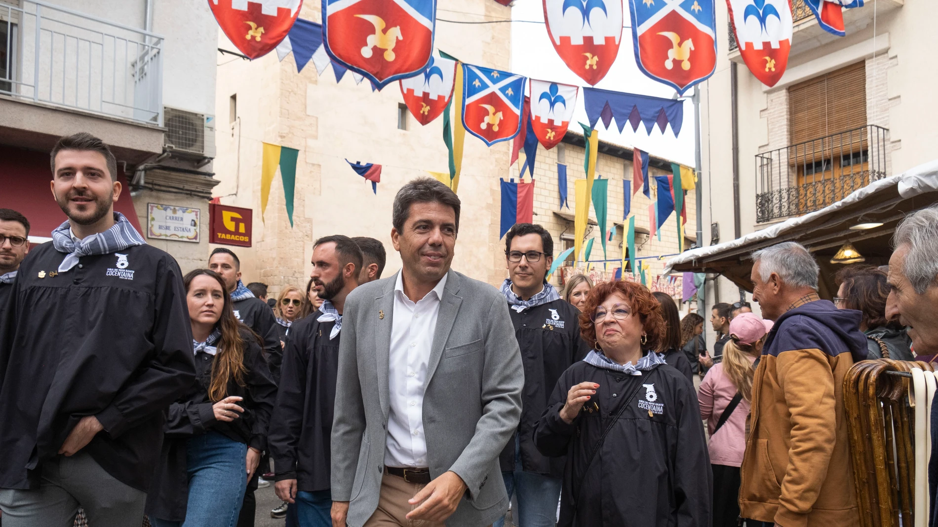 El president de la Generalitat, Carlos Mazón, visita la 677 edición de la Fira de Tots Sants de Cocentaina