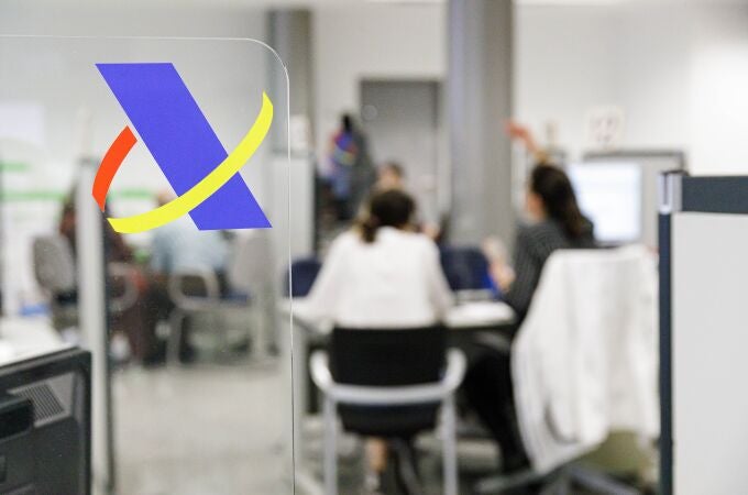 Varias personas son atendidas en la Agencia Tributaria para presentar la declaración de la renta Varias personas son atendidas en la Agencia Tributaria para presentar la declaración de la renta