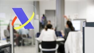 Varias personas son atendidas en la Agencia Tributaria para presentar la declaraci&oacute;n de la renta