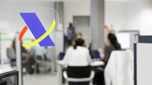 Varias personas son atendidas en la Agencia Tributaria para presentar la declaración de la renta Varias personas son atendidas en la Agencia Tributaria para presentar la declaración de la renta